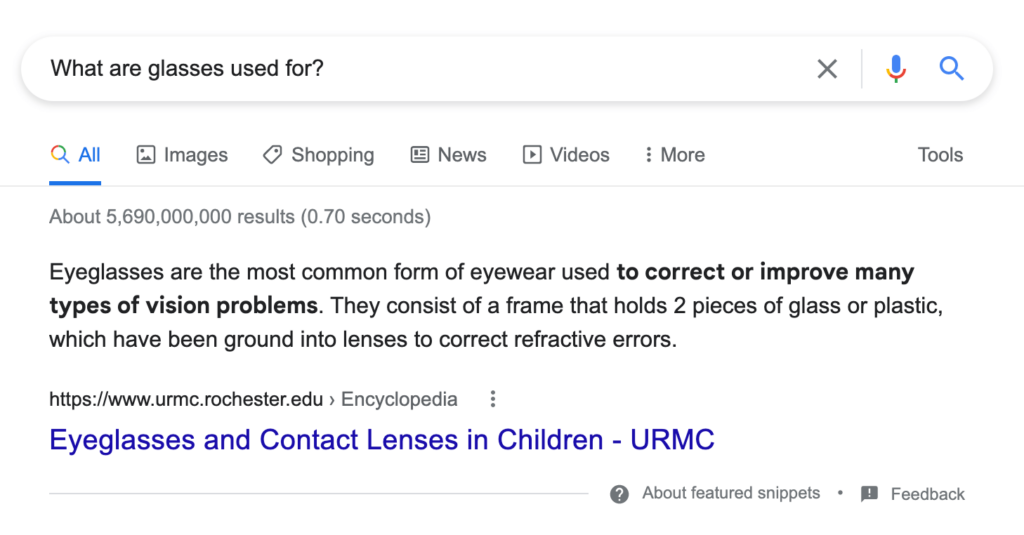 Kết quả tìm kiếm của Google cho "Kính dùng để làm gì" tiếp theo là Featured Snippet làm ví dụ cho On-page SEO